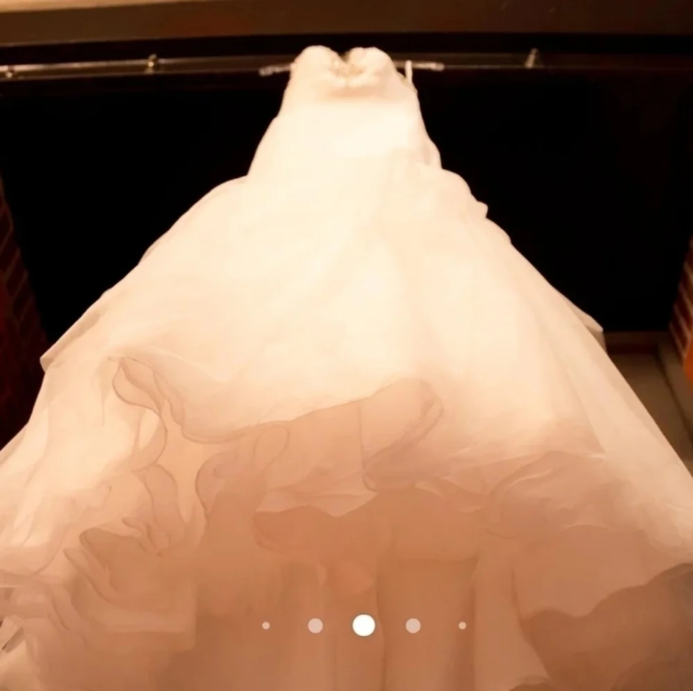 Enchanting Allure: Elegant Size 4 Wedding Dress for Timeless Beauty - Picture 4 of 8